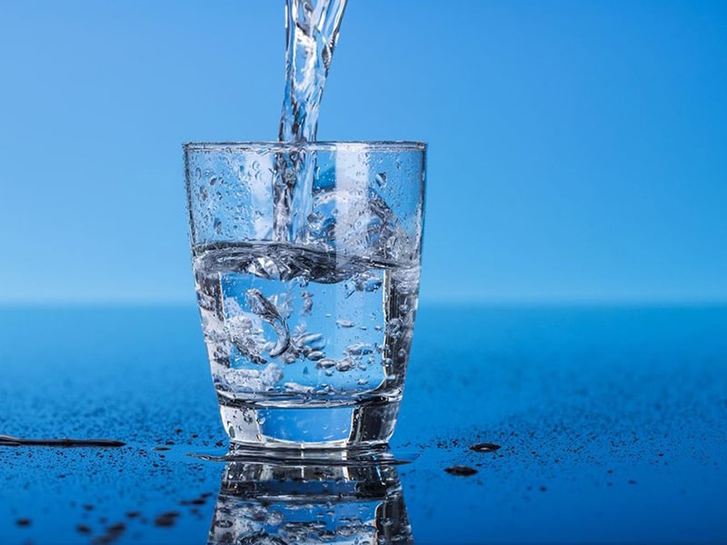 Uống đủ nước mỗi ngày là mẹo chữa bệnh trĩ được nhiều người áp dụng thành công